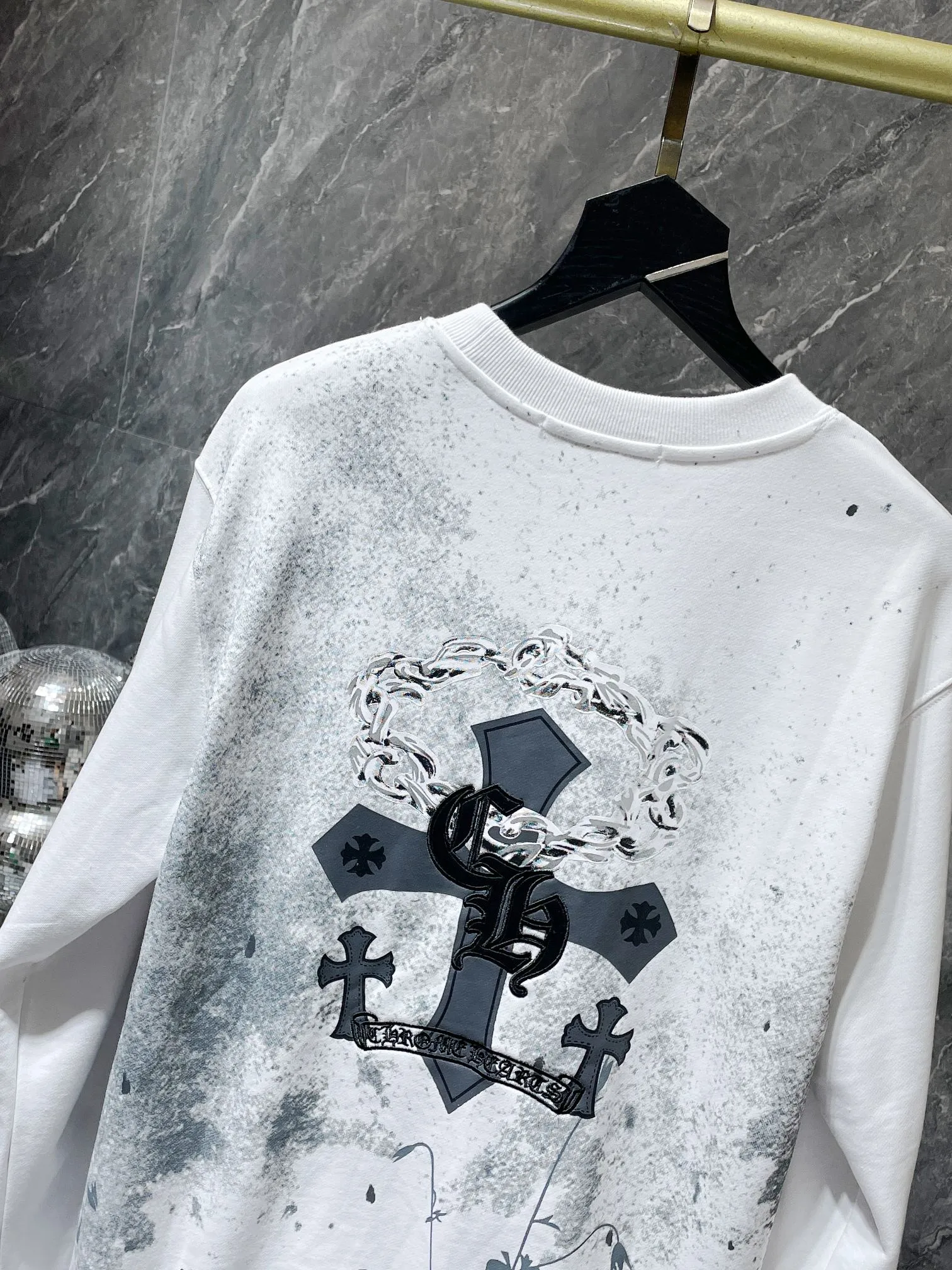 P230 Chrome Hearts Autumn and Winter 2025 are on sale simultaneously at counters. High-weight, environmentally friendly and high-quality top-quality fabrics. Starry sky cross patchwork leather embroidered crew neck sweatshirt. Imported environmentally friendly glue printing and dyeing. Simultaneous counter sales. 1:1 replica version. Recommended colors: black and white. Size: S, M, L, XL.